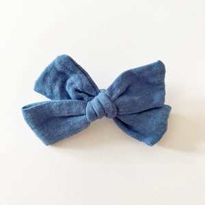 
            
                Load image into Gallery viewer, Denim Muslin Bow with Clip - BohemianBabies
            
        