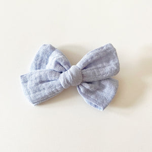 
            
                Load image into Gallery viewer, Periwinkle Muslin Bow with Clip - BohemianBabies
            
        